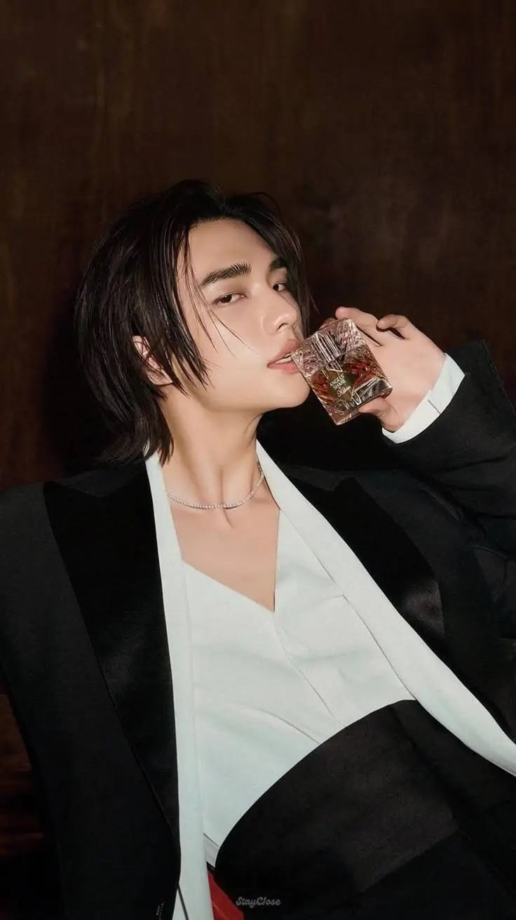 ai character: HYUNJIN TLKHYN background