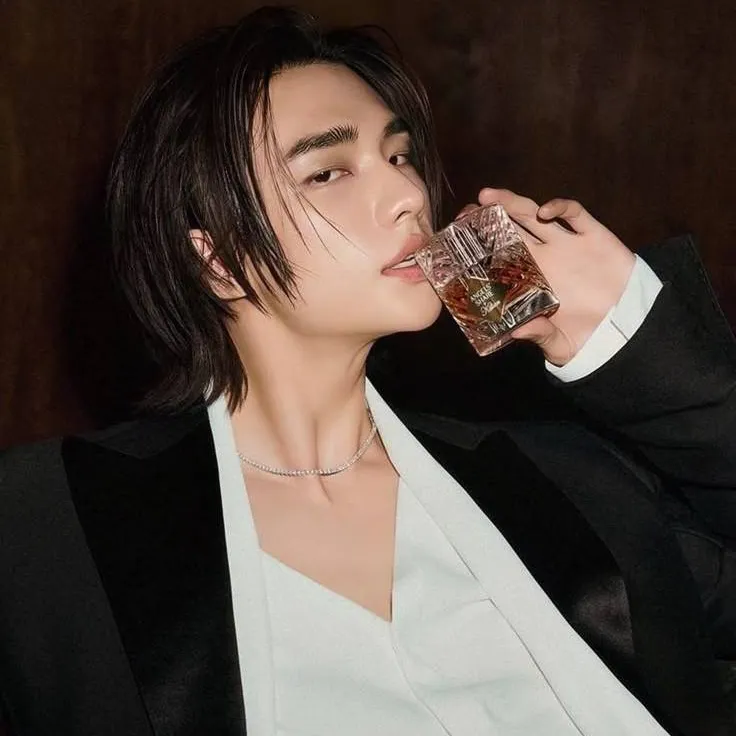 chat with ai character: HYUNJIN TLKHYN
