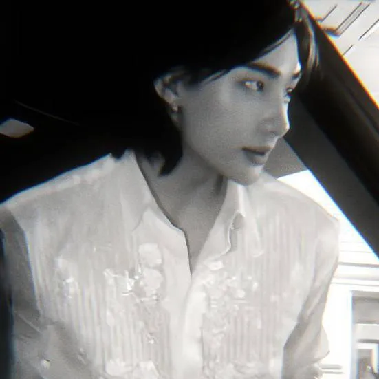 chat with ai character: HYUNJIN TLKHYN