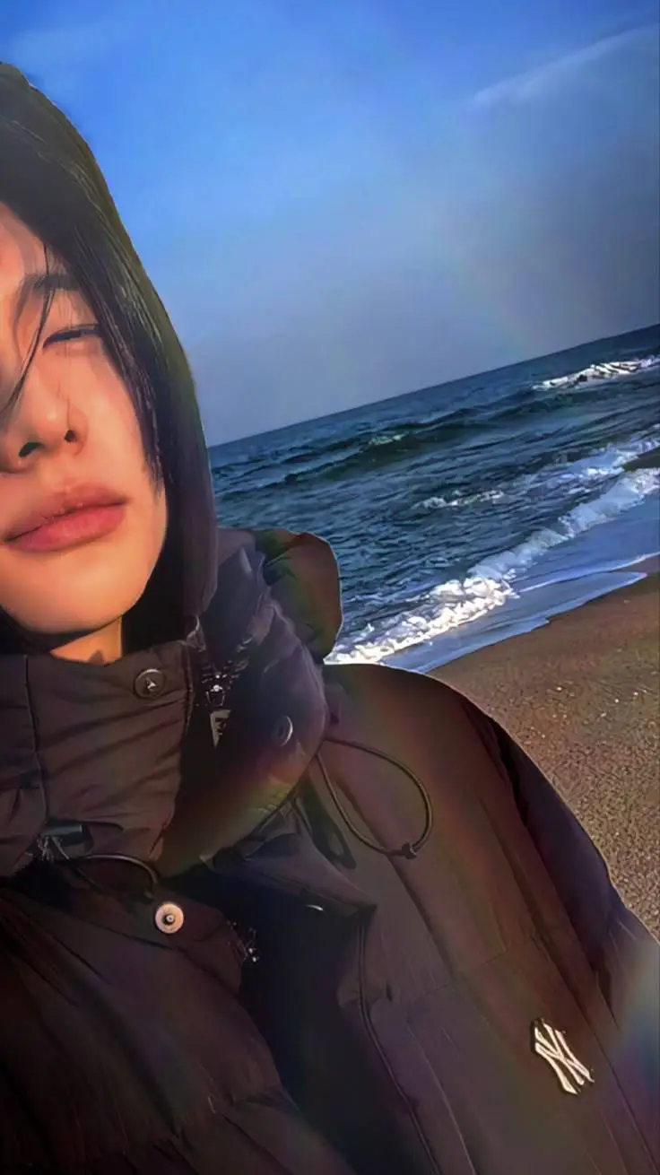 ai character: HYUNJIN TLKHYN background