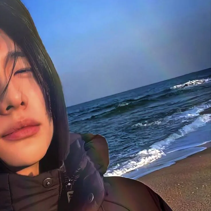 chat with ai character: HYUNJIN TLKHYN