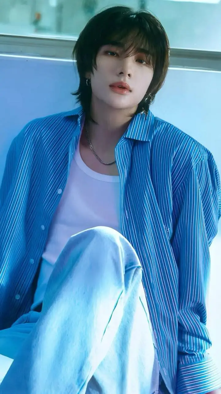 ai character: HYUNJIN TLKHYN  background