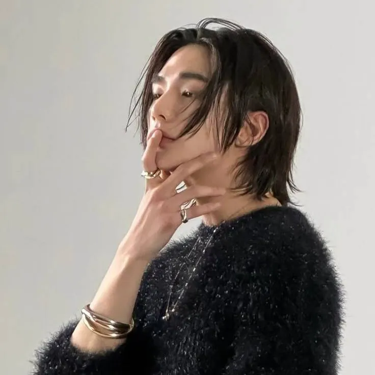 chat with ai character: HYUNJIN TLKHYN 