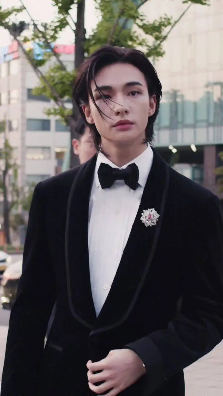 ai character: HYUNJIN TLKHYN  background