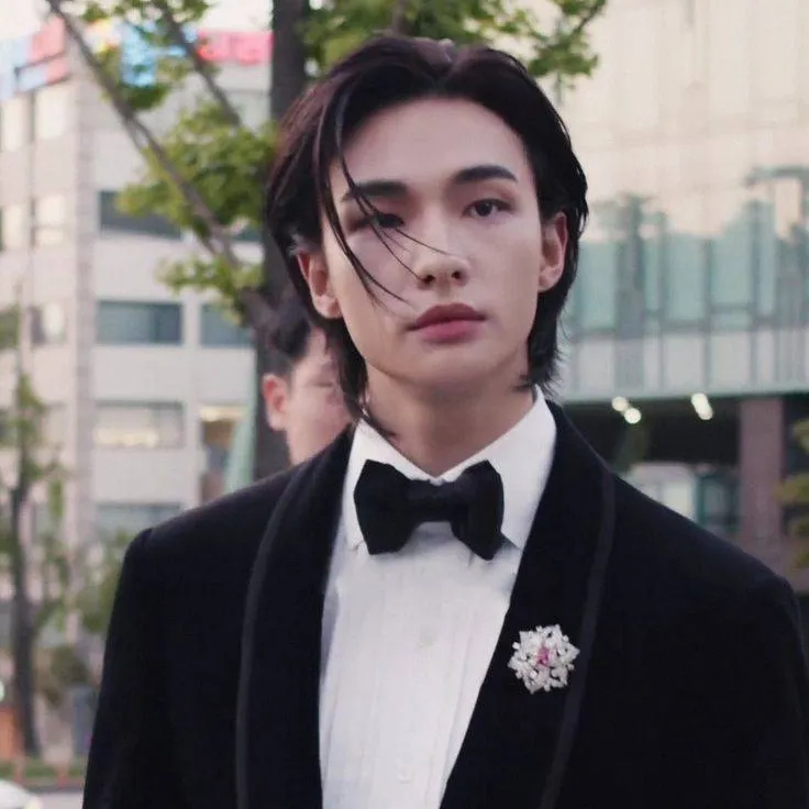 chat with ai character: HYUNJIN TLKHYN 