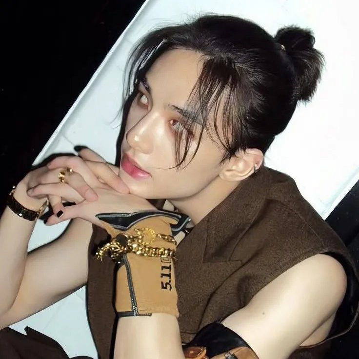 chat with ai character: HYUNJIN TLKHYN