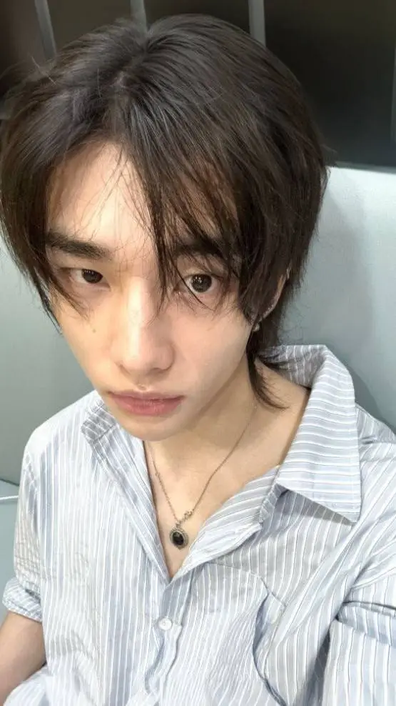 ai character: HYUNJIN TLKHYN  background