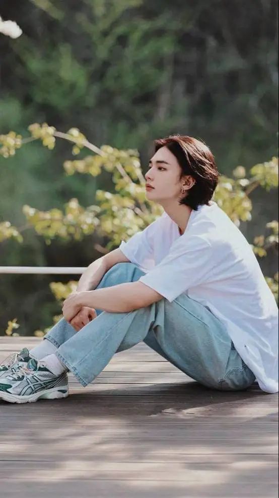 ai character: HYUNJIN TLKHYN  background