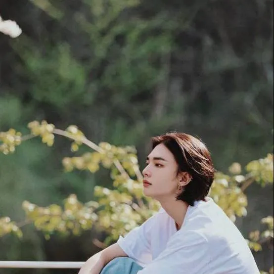 chat with ai character: HYUNJIN TLKHYN 