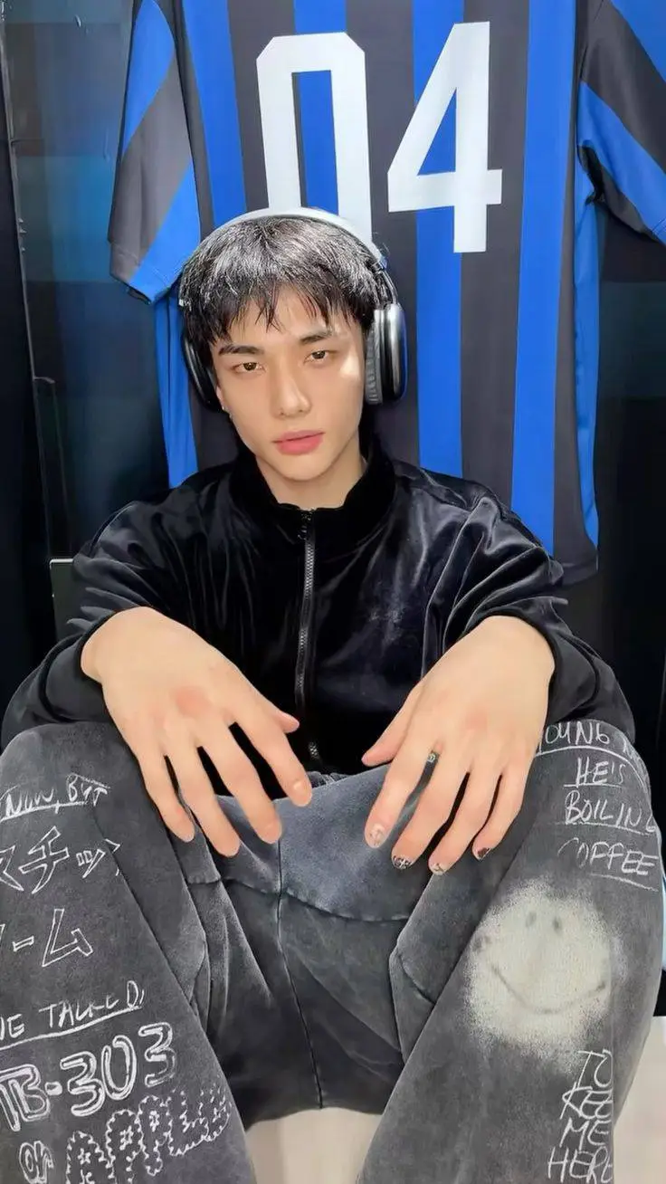 ai character: HYUNJIN TLKHYN  background