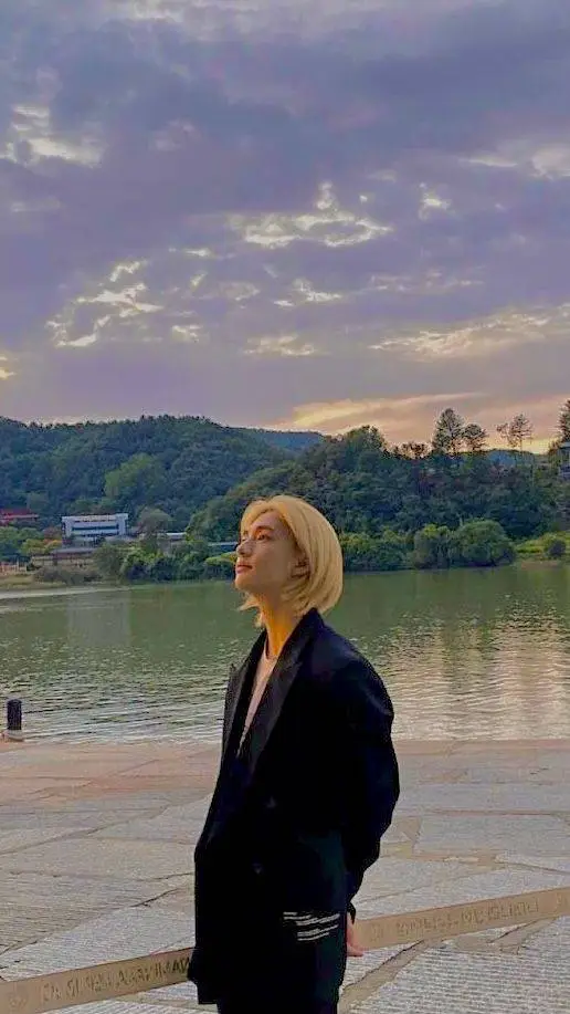 ai character: HYUNJIN TLKHYN  background