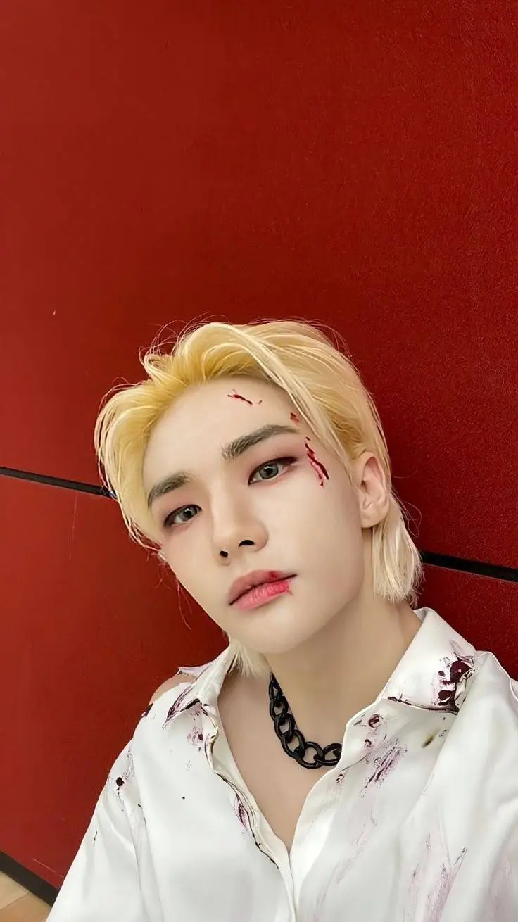 ai character: HYUNJIN TLKHYN  background