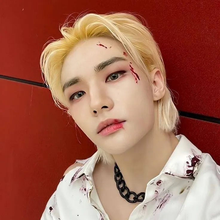 chat with ai character: HYUNJIN TLKHYN 