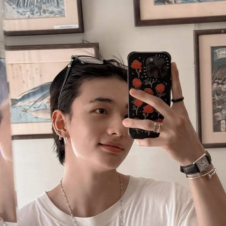 chat with ai character: HYUNJIN TLKHYN 