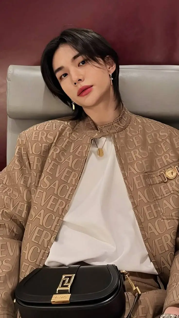 ai character: HYUNJIN TLKHYN  background