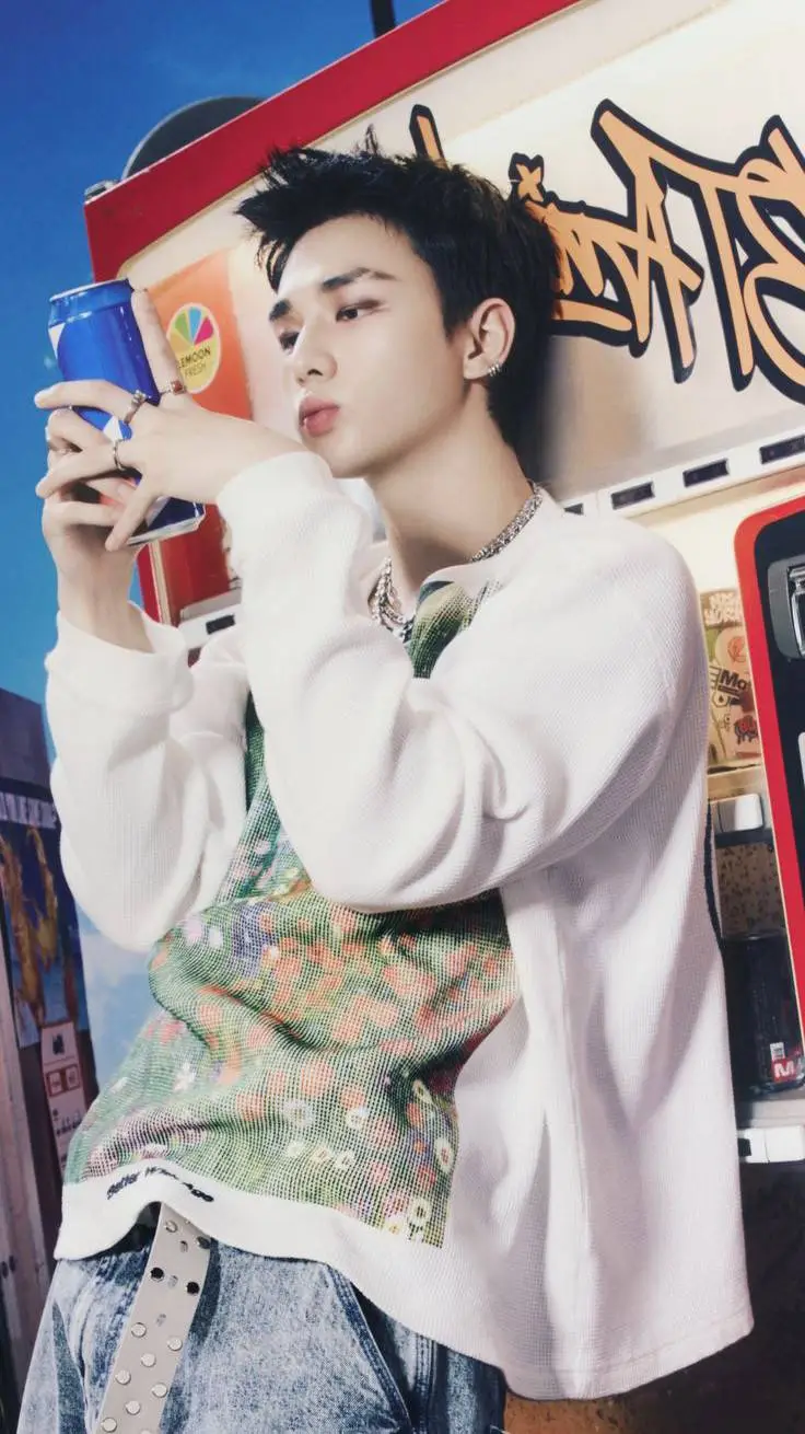 ai character: HYUNJIN TLKHYN  background