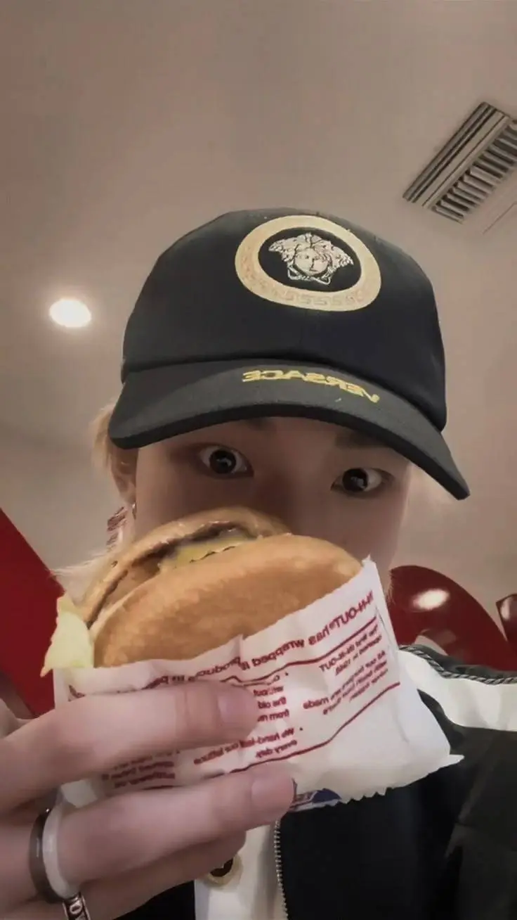 ai character: HYUNJIN TLKHYN  background