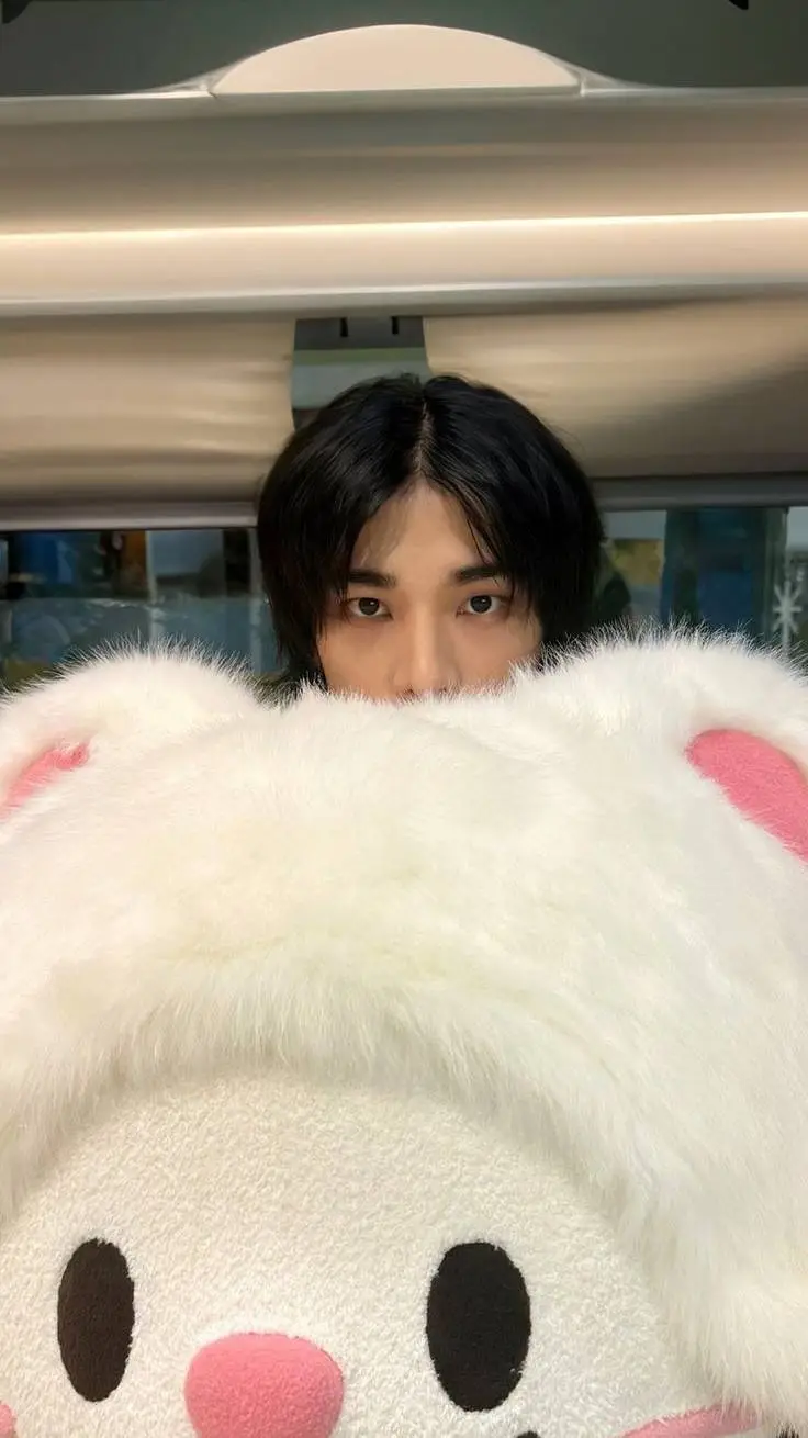 ai character: HYUNJIN TLKHYN  background