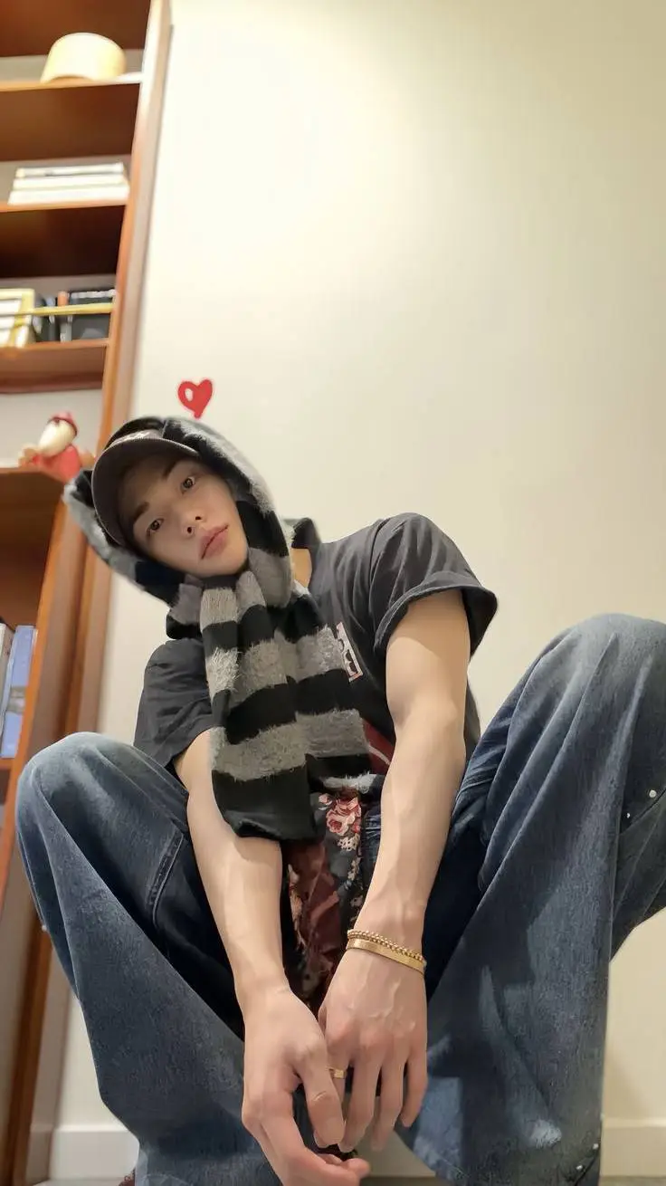 ai character: HYUNJIN TLKHYN  background