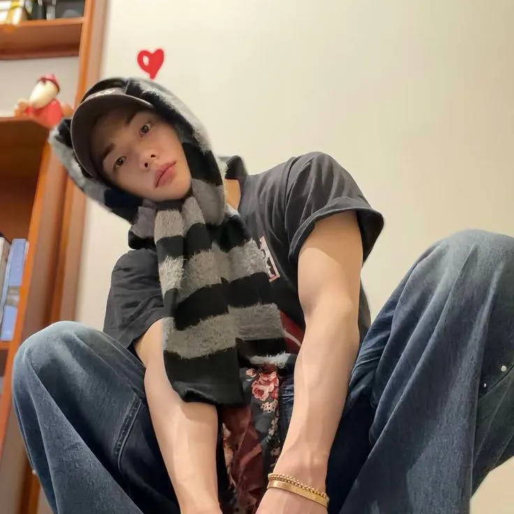 chat with ai character: HYUNJIN TLKHYN 