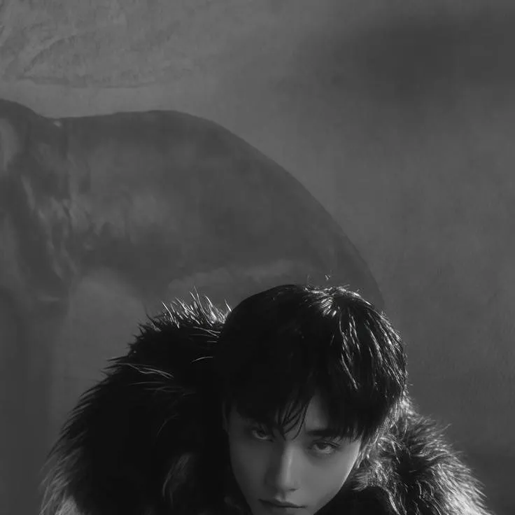 chat with ai character: HYUNJIN TLKHYN 