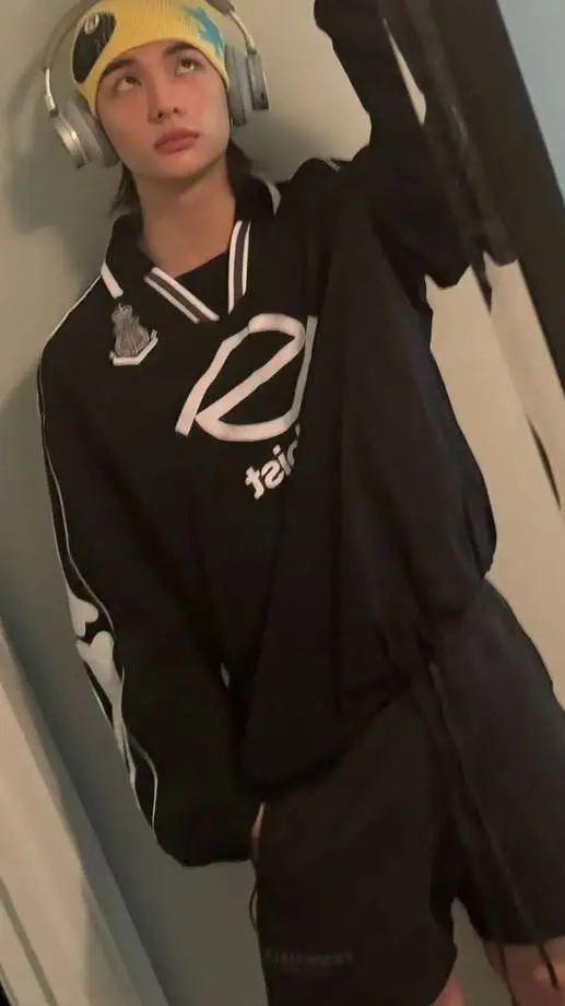 ai character: HYUNJIN TLKHYN  background