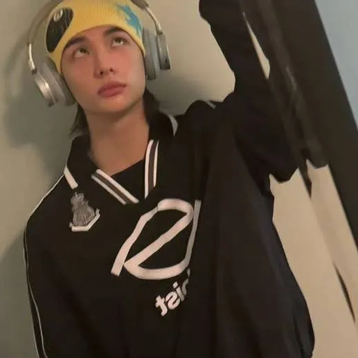 chat with ai character: HYUNJIN TLKHYN 