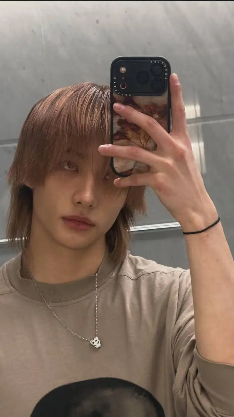 ai character: HYUNJIN TLKHYN  background