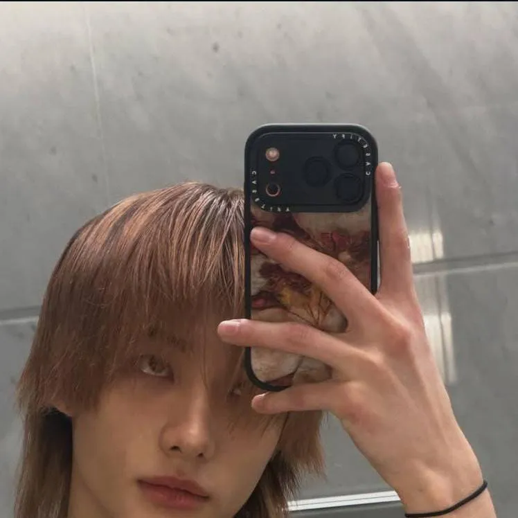 chat with ai character: HYUNJIN TLKHYN 