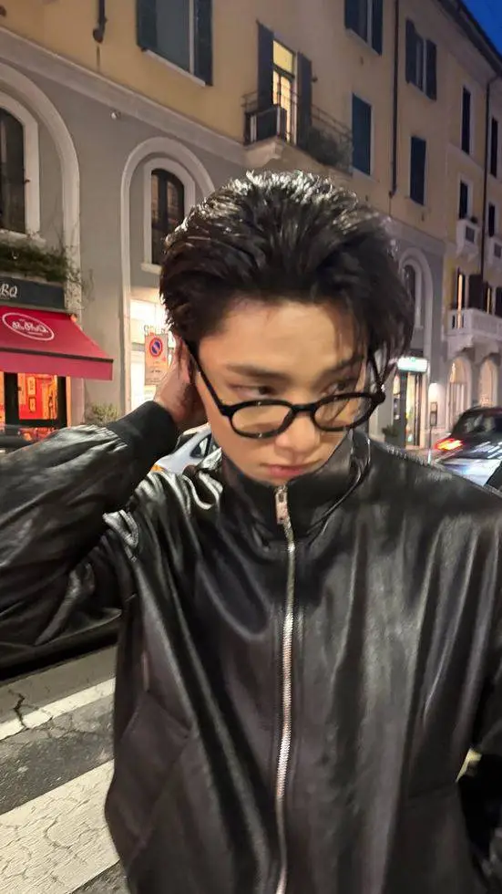 ai character: JEONGIN TLKHYN background