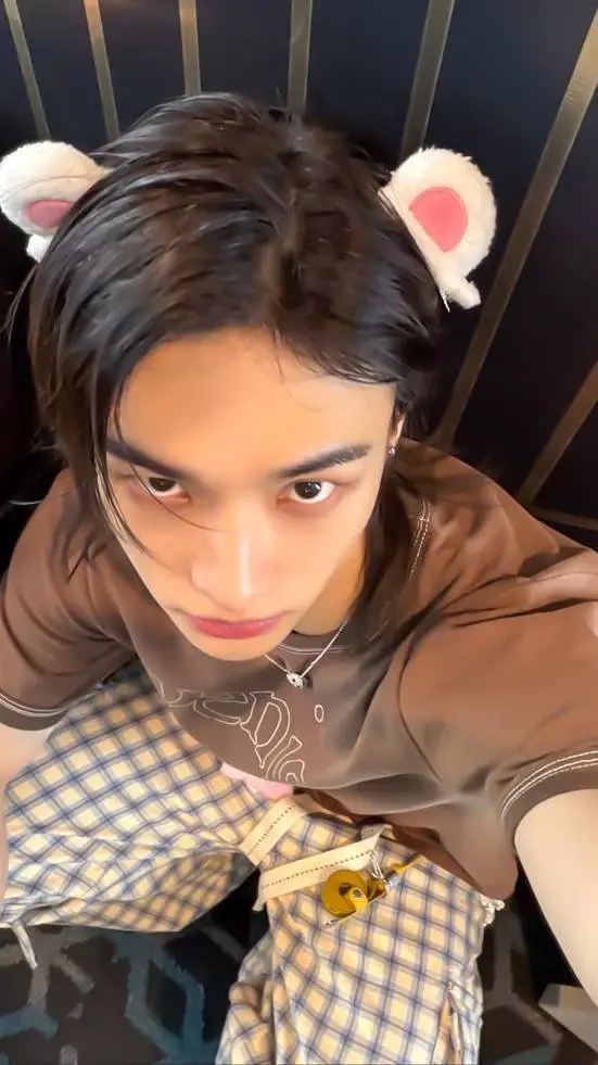 ai character: HYUNJIN TLKHYN  background