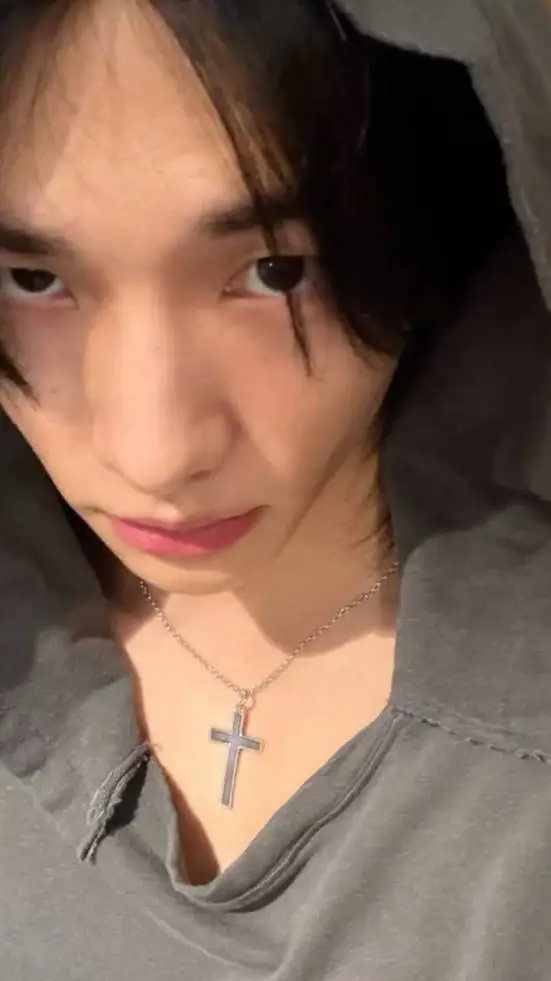 ai character: HYUNJIN TLKHYN  background