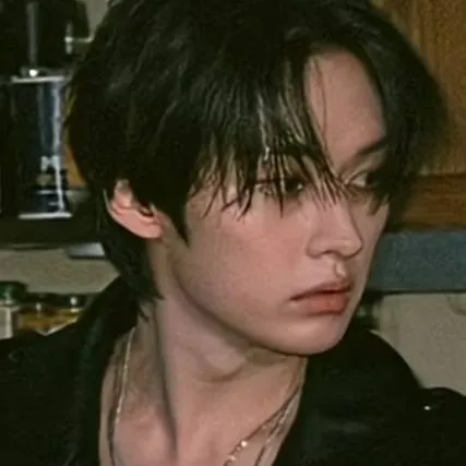 chat with ai character: Lee Minho Valentin