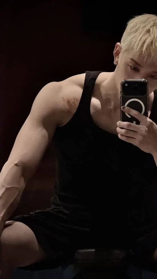 ai character: 🐺Bangchan😼 background