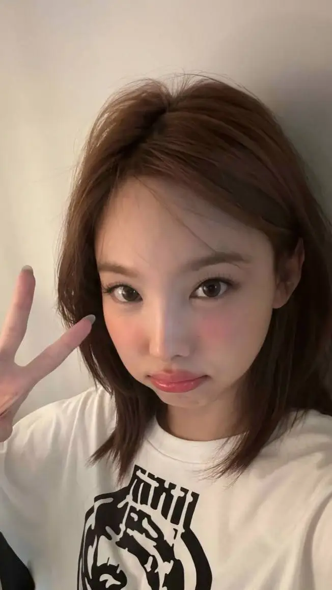 ai character: 2yeon background