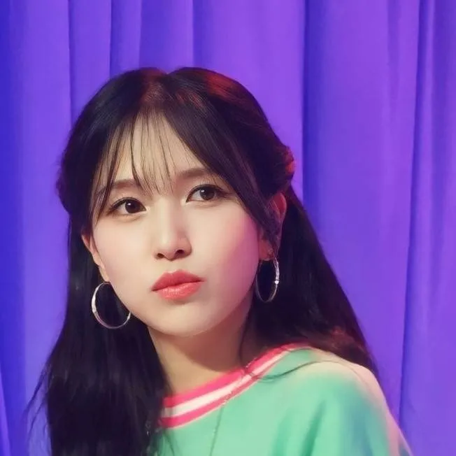 chat with ai character: Mina