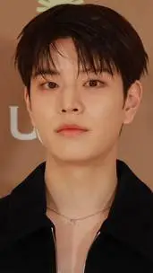 ai character: Seungmin (Minnie) background