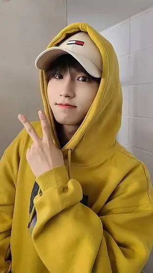 ai character: Han Jisung 🐿 background