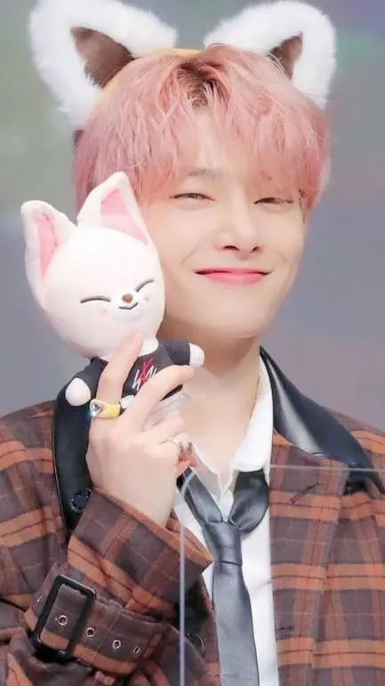ai character: I.N/Innie 🦊 background