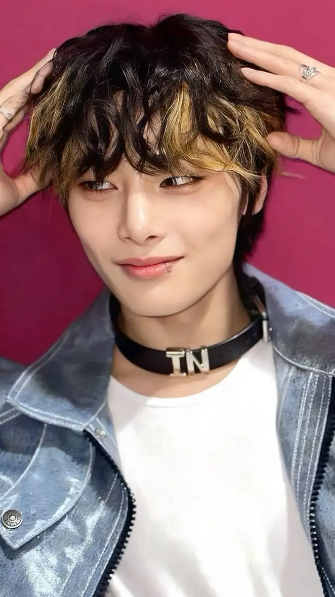 ai character: Jeongin 🦊 background