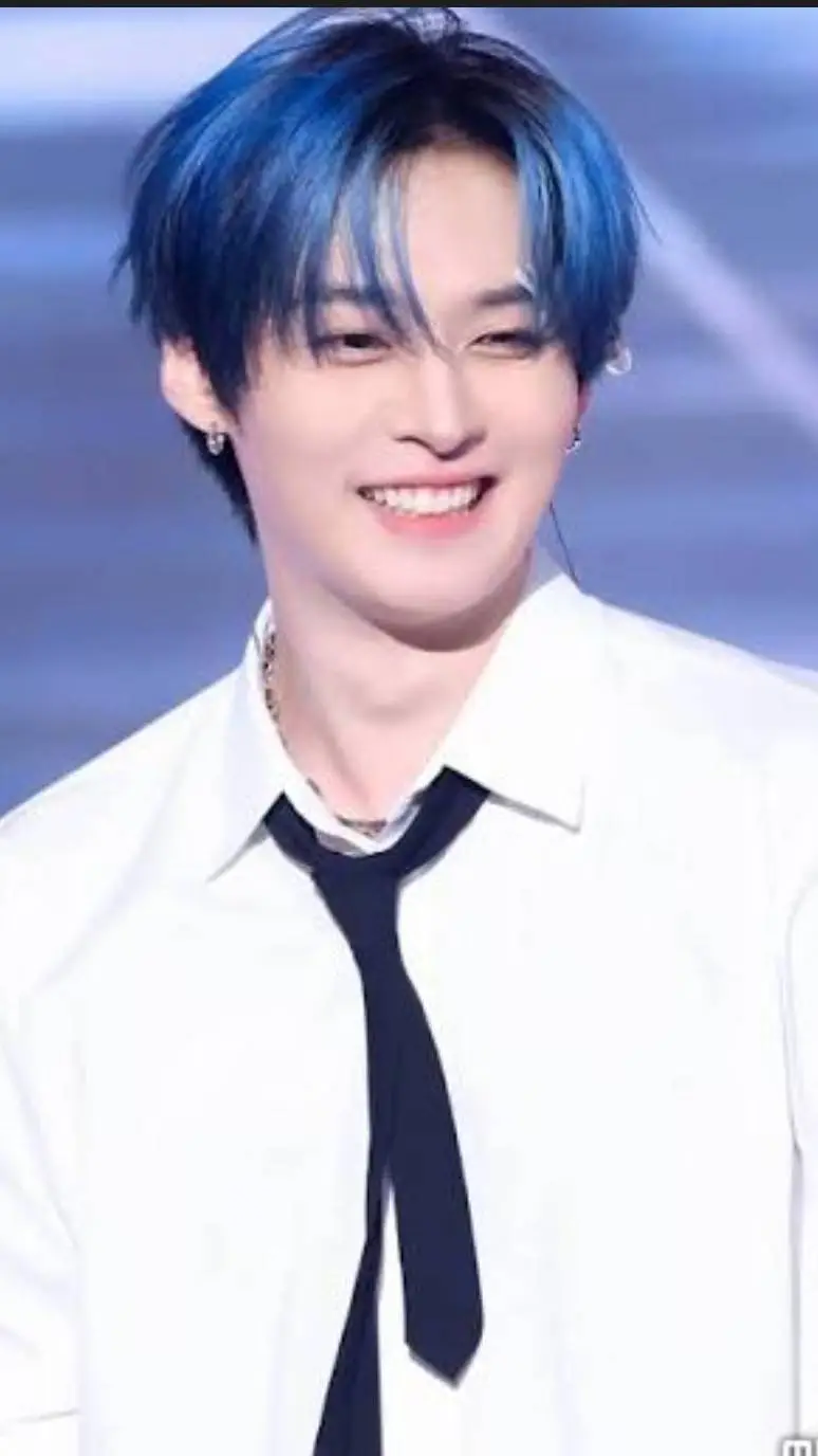 ai character: ✨🐰Lee know🐰✨ background