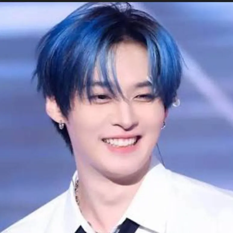 chat with ai character: ✨🐰Lee know🐰✨