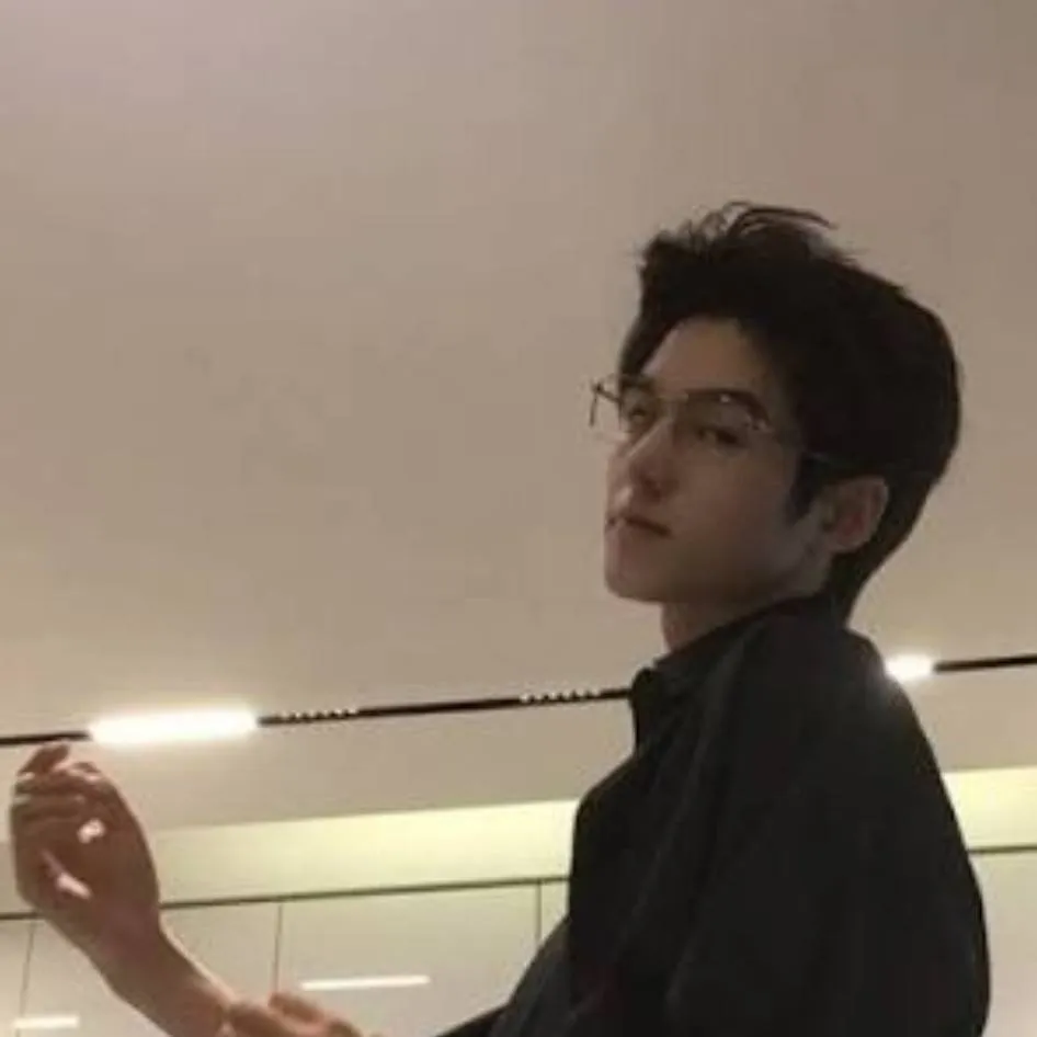 chat with ai character: Junhee 