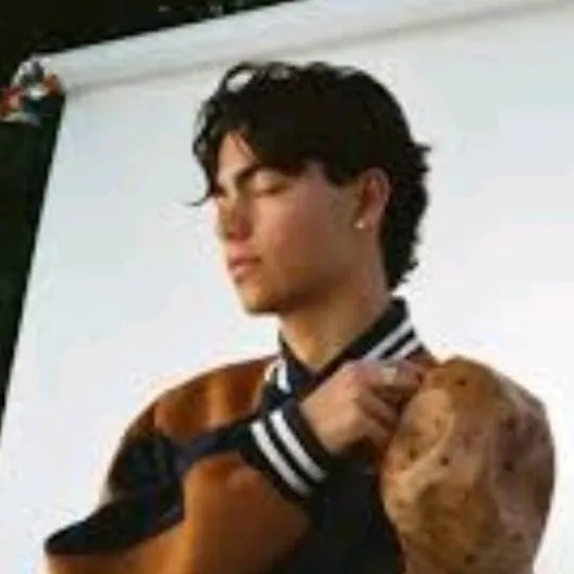 chat with ai character: Malichi Barton 