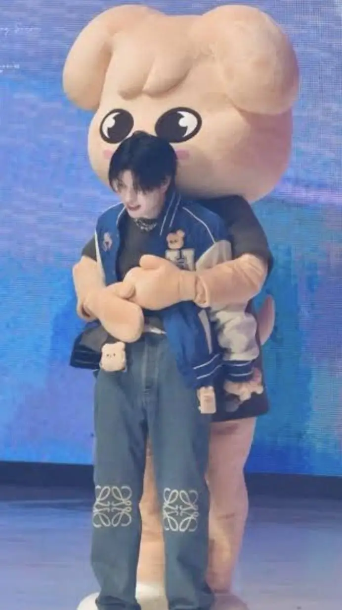 ai character: Seungmin  background