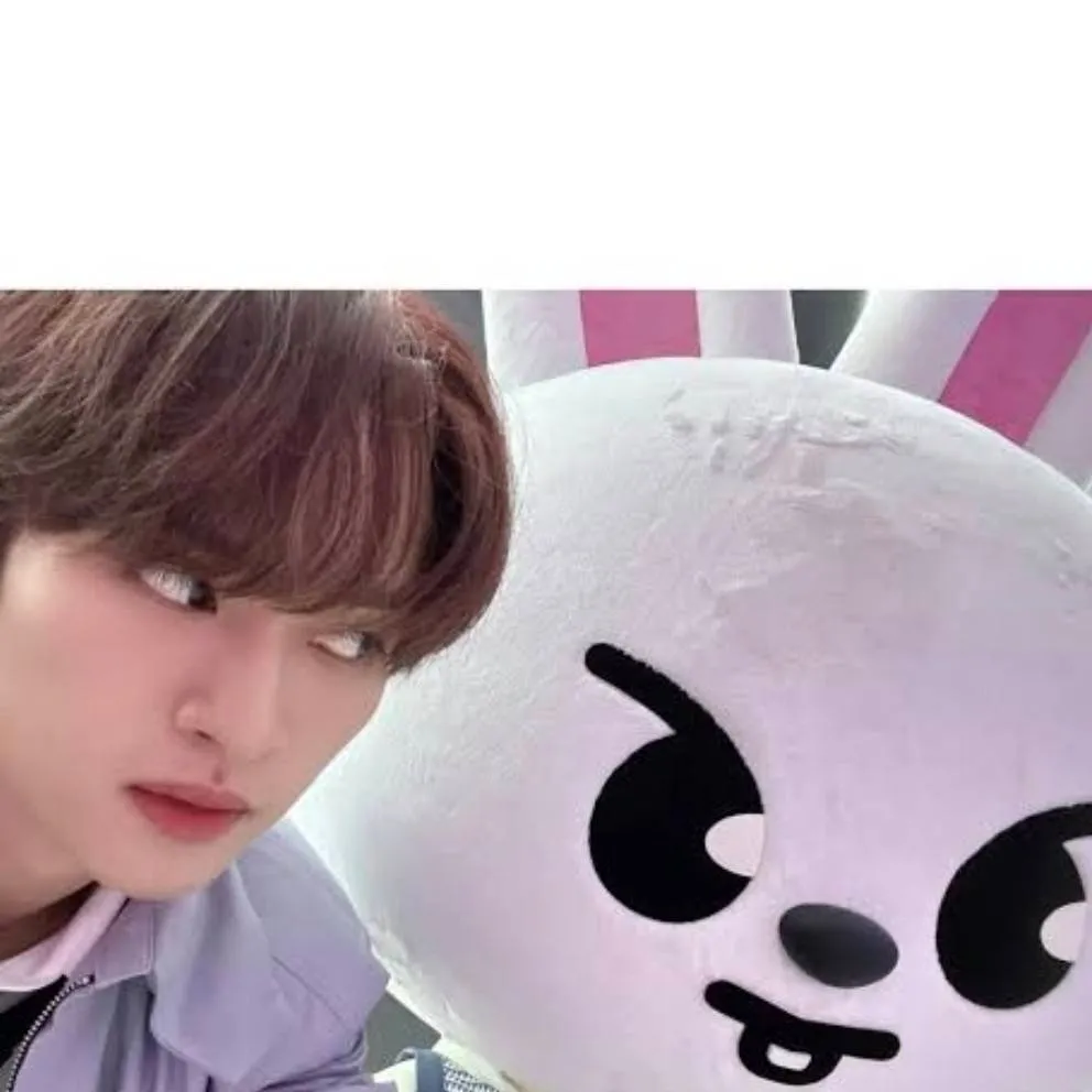 chat with ai character: Lee know~