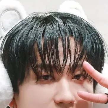 chat with ai character: Seo Changbin