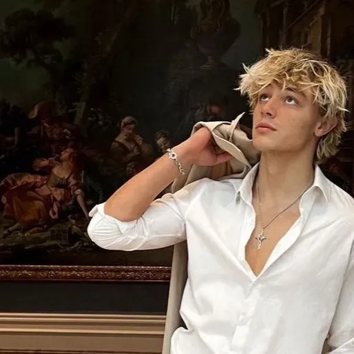 chat with ai character: Charles