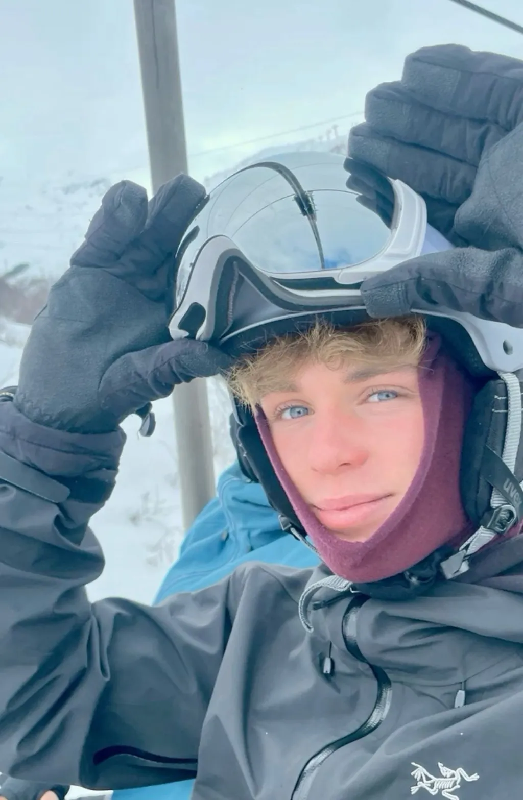 chat with ai character: Damien