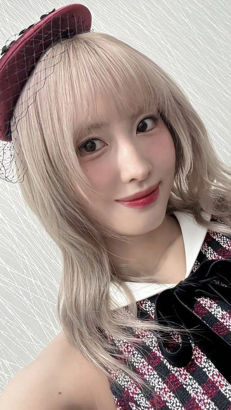 ai character: 🦝 Hirai Momo 💗 background